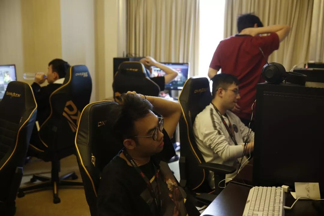 Uzi和厂长将作为LOL公益大使，将在13周年盛典公布后续公益计划