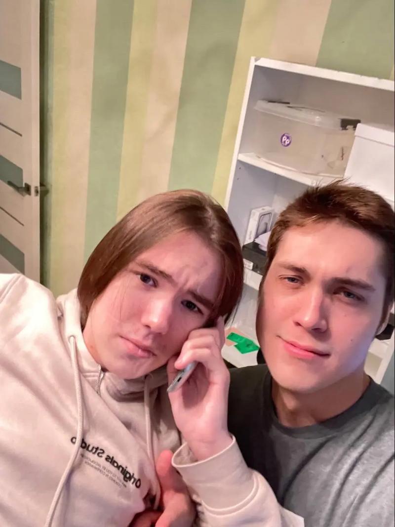 王继德分享了一张与Gugu／王多多的LPL全明星照片：“这两个人真的很帅，对吧？”