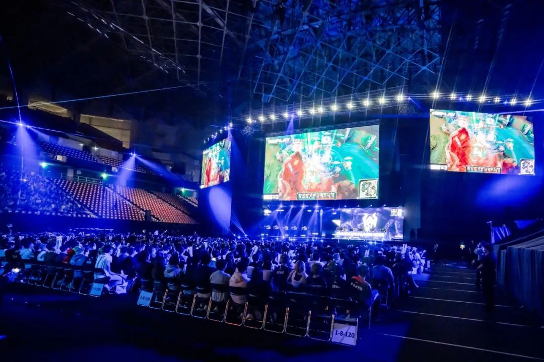 天才打野选手秀了！ Lucid 击杀了三名幽龙，徐秀的猴子抱着猪，击杀了 Dplus KIA 赢得了第一场比赛
