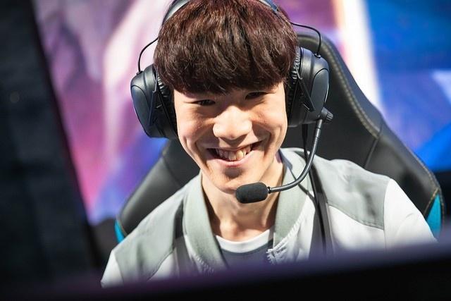 BLG选手正赛返图：ELK笑容清澈，替补Lvmao向队友献策