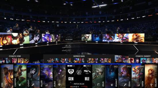 Royal Never Give Up 官方推特：我们离破产还远着呢。拿个假奖杯总比一无所有好吧？